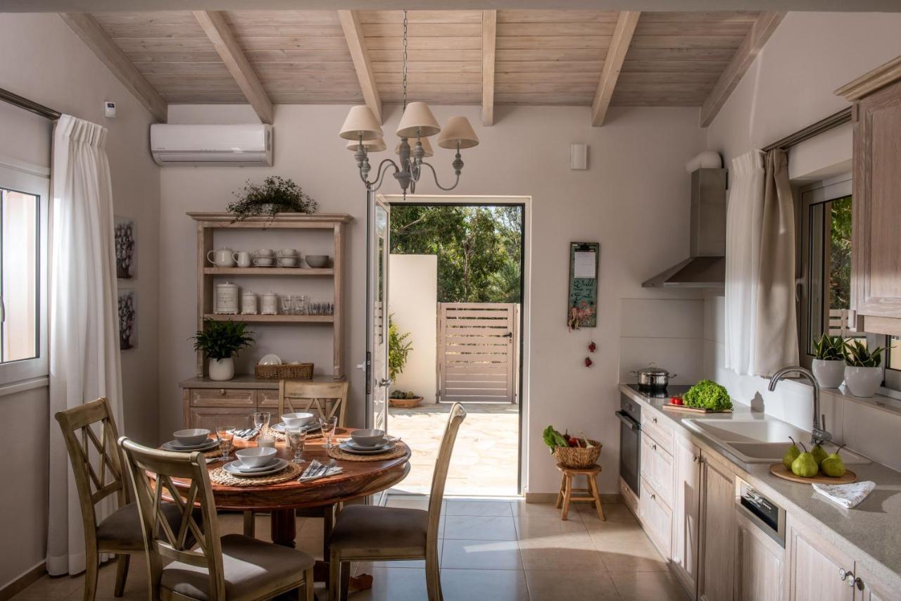 Filothei Beach House With Pool カラマキ エクステリア 写真